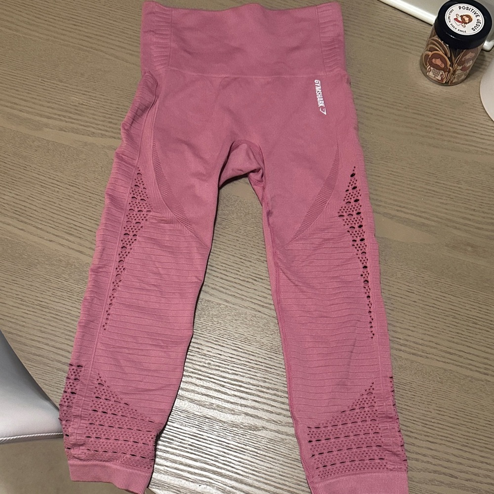 Gymshark high rise capri Rose color Leggings. 🆕!